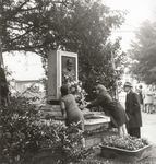 126406 Afbeelding van de kranslegging bij de gedenksteen van Paul Kruger in de tuin van de Christelijke kweekschool ...